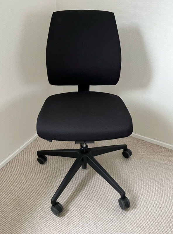 Interstuhl 102GX kontorstol i sort set forfra – ergonomisk kontorstol med justerbart sæde og ryg i Xtreme polster